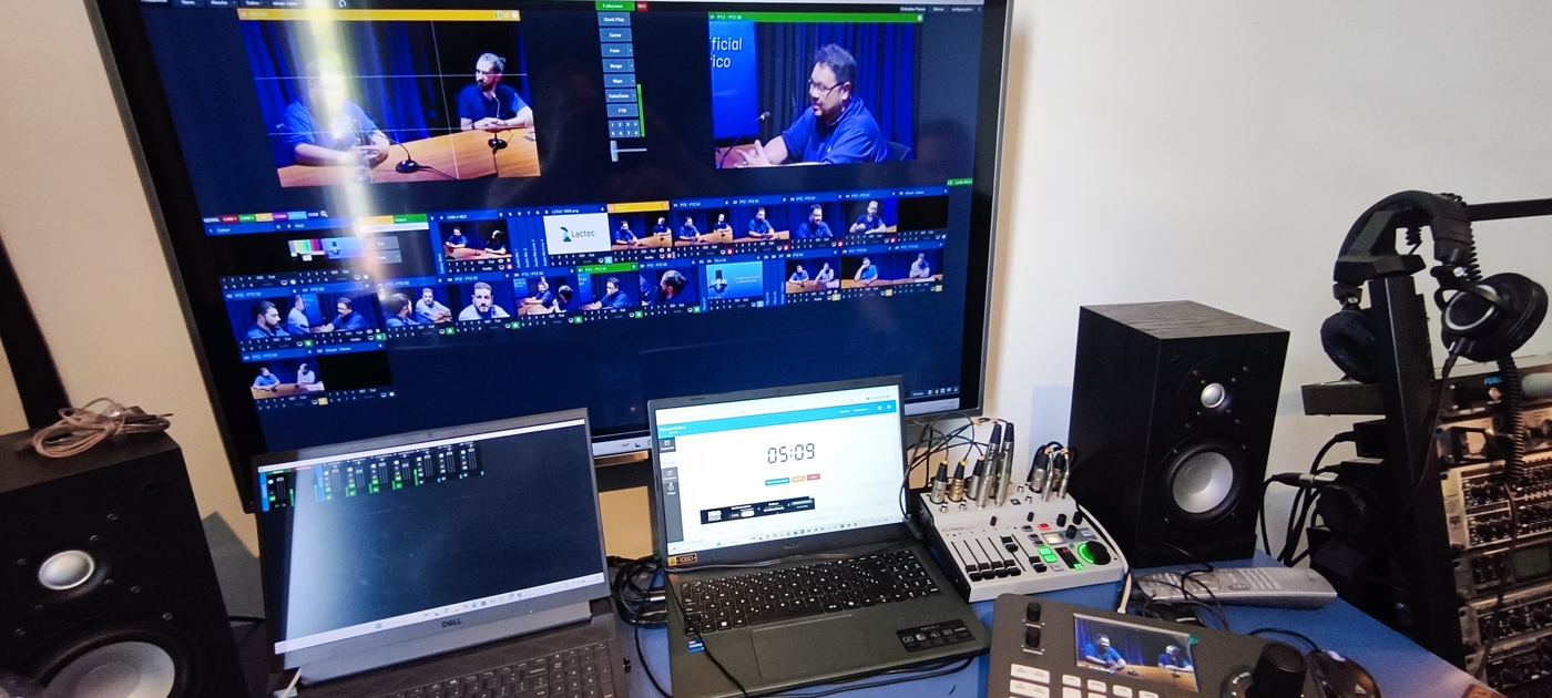 Estação com monitores revisando a gravação de um podcast