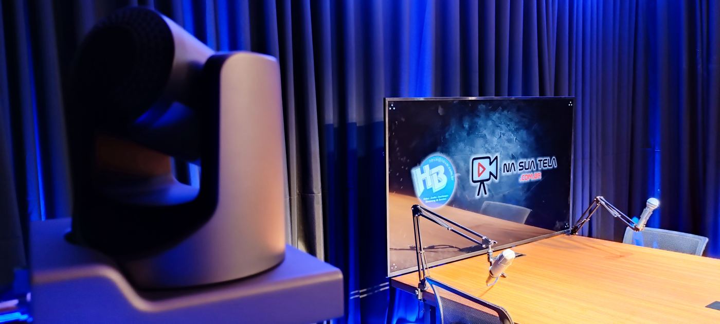 Câmera PTZ apontada para a mesa do estúdio