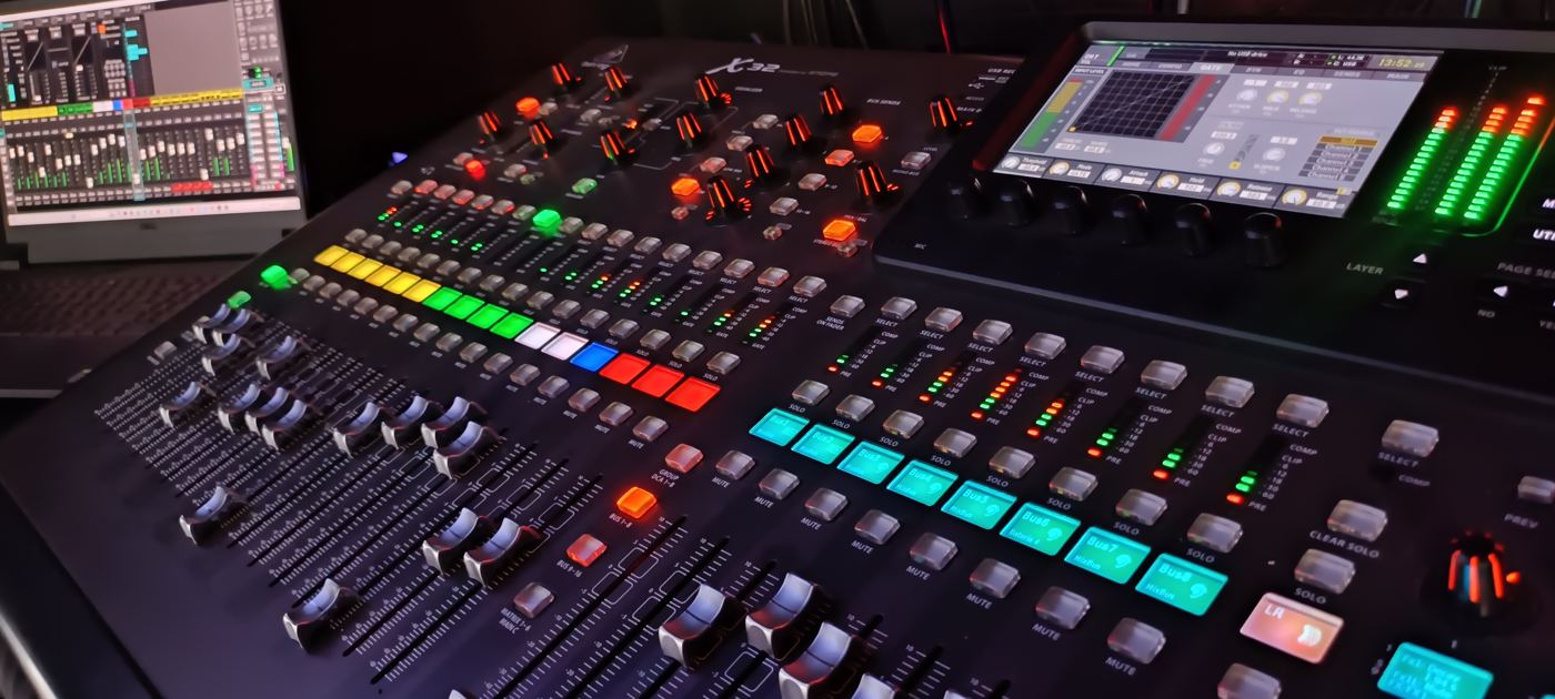 Mesa de som digital com botões coloridos acesos